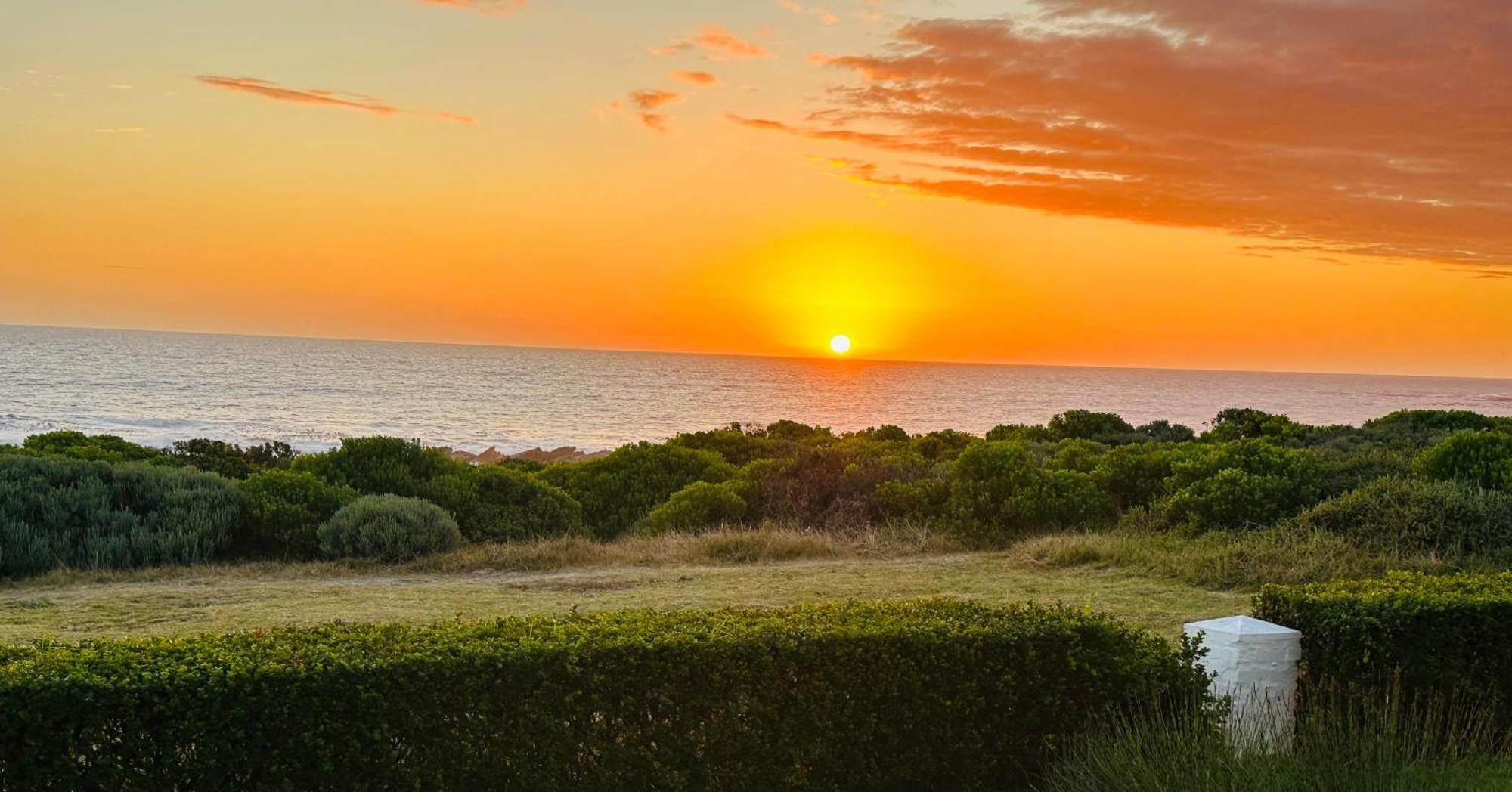 Seapearl Oceanfront Villa And Cottage Hermanus Exteriör bild